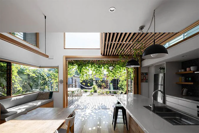Cozinha, sala de jantar e terraço da casa